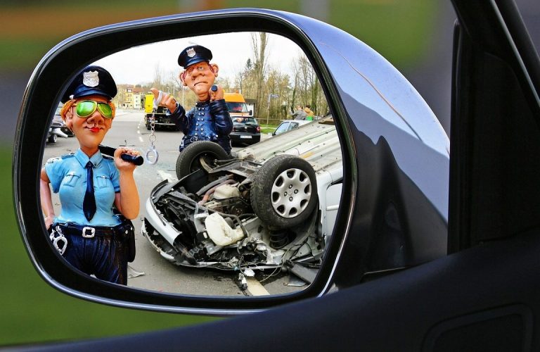 Qué hacer si te golpean en el coche: consejos y pasos a seguir