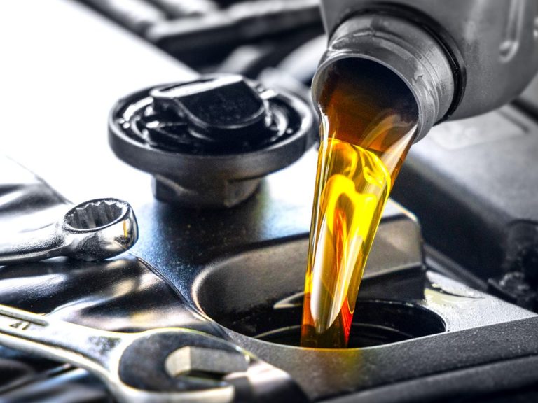 ¿Cuál es la función del aceite en un coche y por qué es importante?
