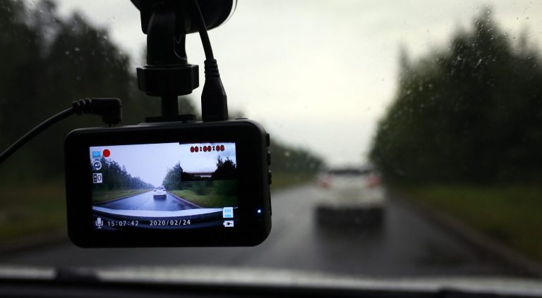 ¿Es legal llevar una cámara en el coche en España?