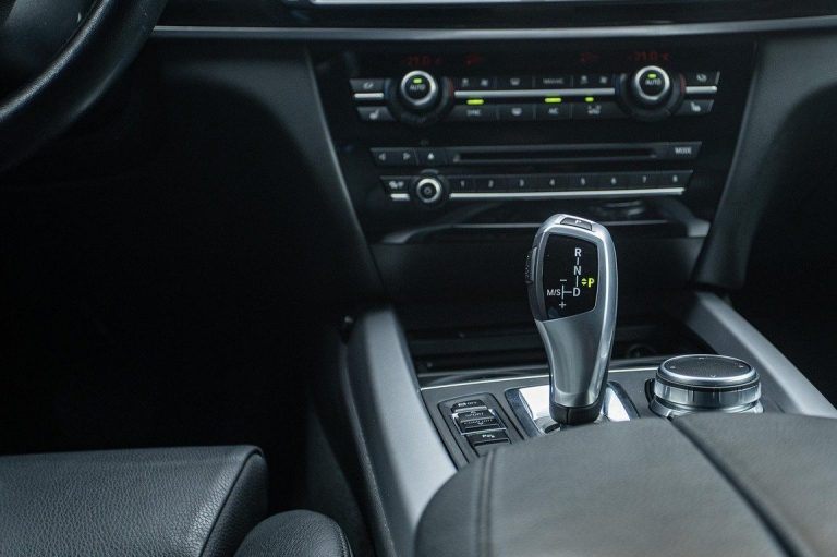 Cómo arrancar un coche automático sin batería: pasos y consejos