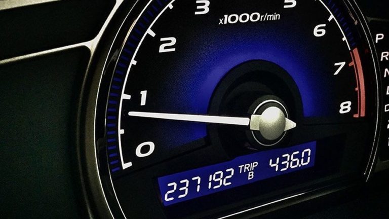 Comprar un coche con 300.000 km: pros y contras a considerar