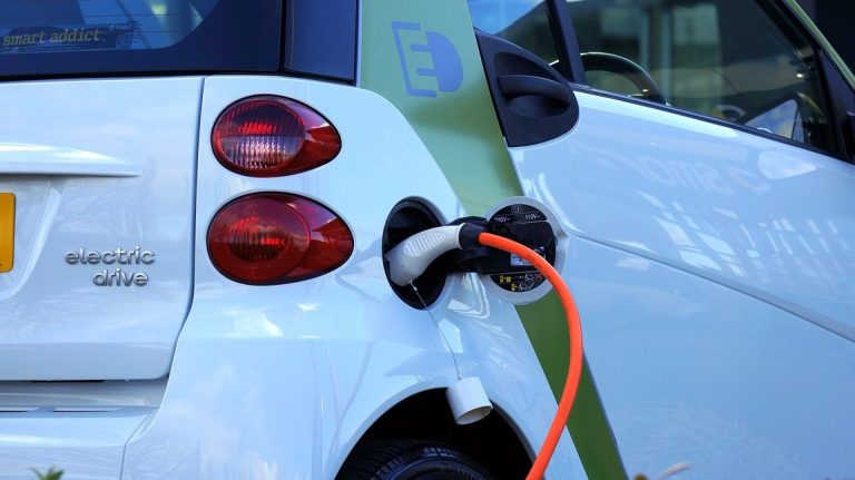 Tiempo de carga de coche eléctrico en una gasolinera: ¿Cuánto tarda?