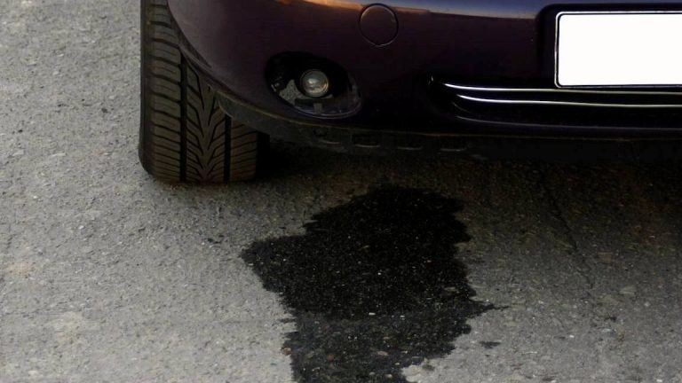 ¿Es normal si mi coche gotea agua? Averigua aquí