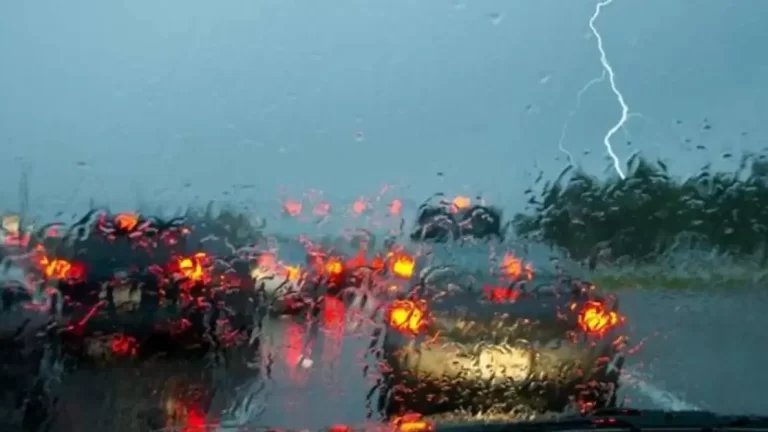 Consejos para estar seguro en un coche durante una tormenta