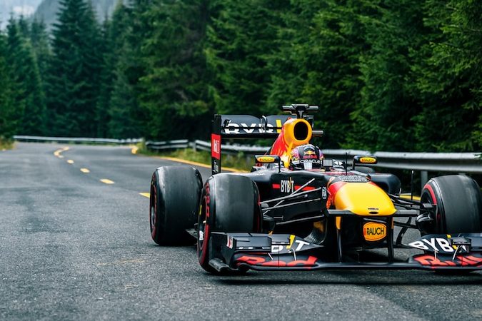 ¿Por qué mi coche tiembla al salir en primera? Causas y soluciones