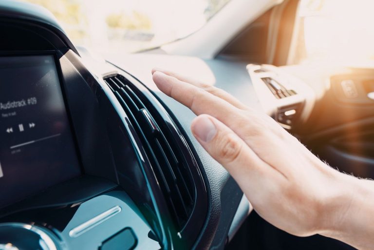 Los riesgos de arrancar el coche con el aire acondicionado encendido