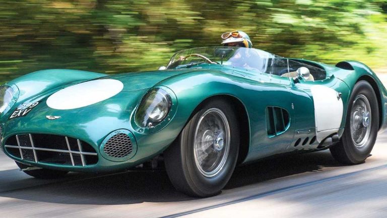 Enamorado de los coches clásicos: pasión por el pasado automovilístico