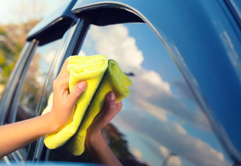 Guía práctica: Limpieza efectiva de cristales de coche