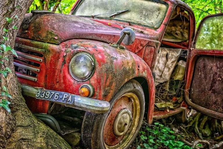 ¿Qué hacer si me han rayado el coche en un parking privado?