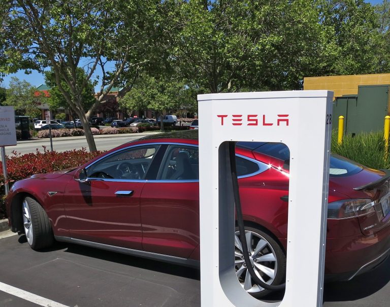 Costo de cargar un coche eléctrico en gasolineras: precios y opciones