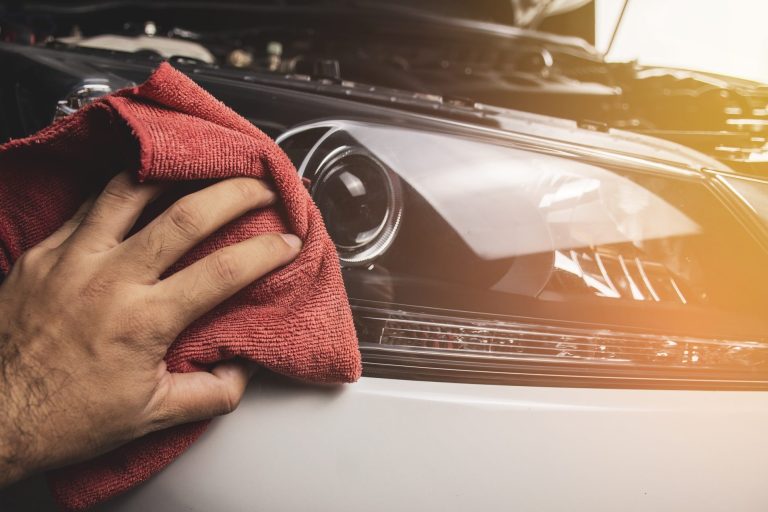 Mantén una visibilidad óptima limpiando los faros de tu coche