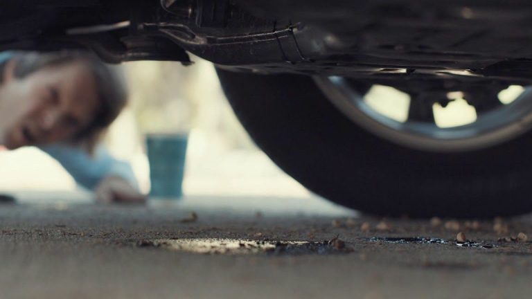 Cómo identificar la ubicación de la fuga de aceite en un coche