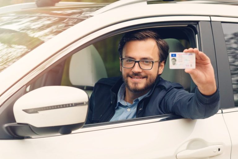 Gafas de repuesto en el coche: seguridad vial garantizada