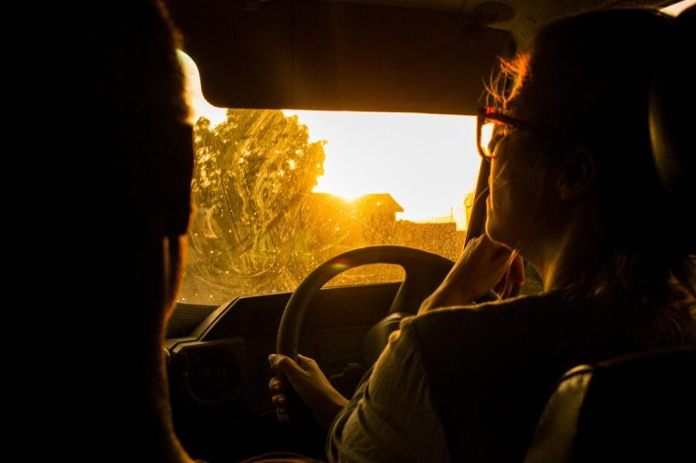 ¿Por qué sale humo blanco de mi coche? Descubre su significado