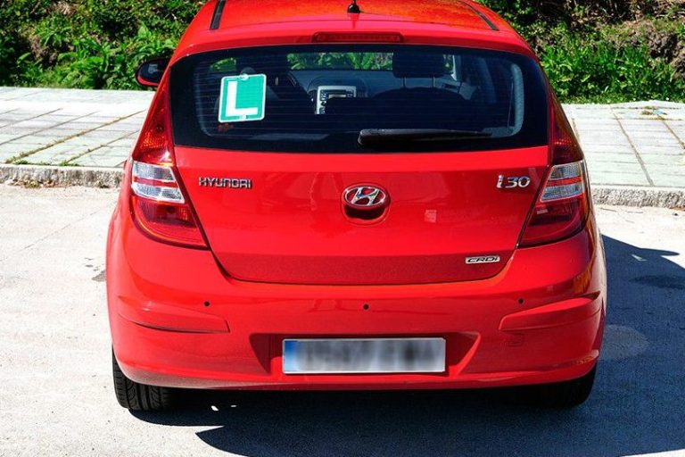 Origen y significado de la letra «L» en los coches