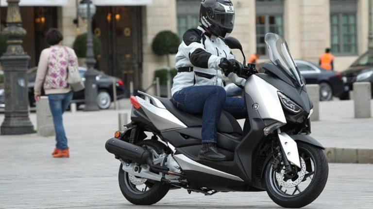 Elige sabiamente: Diferencias entre carnet de moto y carnet de coche