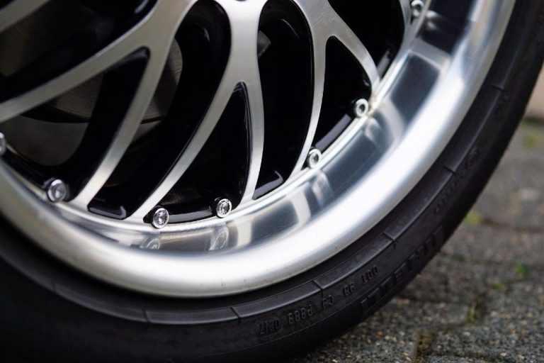 Las mejores opciones para limpiar las llantas de tu coche