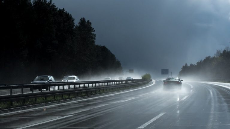 Aquaplaning: qué es y cómo evitarlo al conducir bajo la lluvia