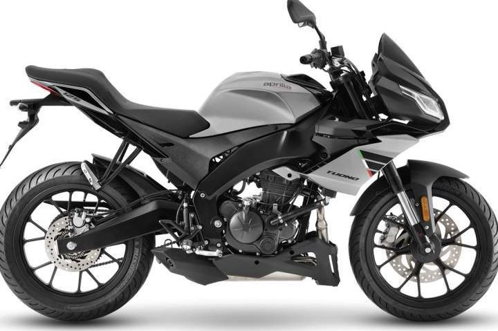 ¿Es posible conducir una moto de 125cc con el carnet de coche?