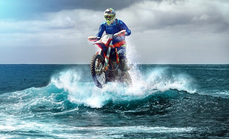 Experimenta la emoción de la velocidad: Descubre cómo conducir una moto de agua y los requisitos y trámites necesarios