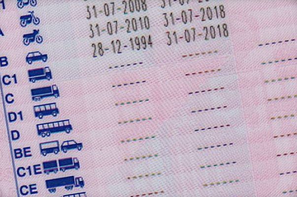 Conduce una moto legal y segura con el carnet de coche: aprende cómo