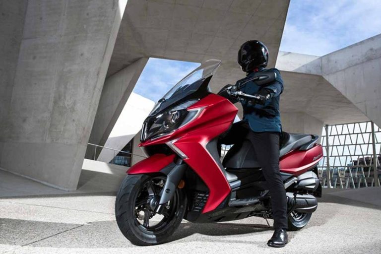 Conduce una moto con el carnet de coche: aclaramos tus dudas