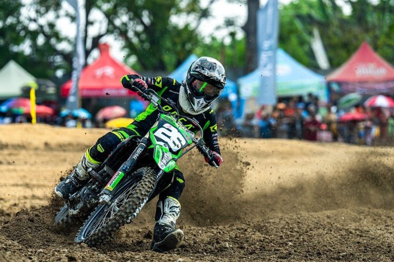 Obtén el carnet de conducir una TMAX y domina la carretera: requisitos y limitaciones