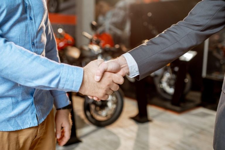 Costo de transferencia de moto: Guía de precios y trámites en español