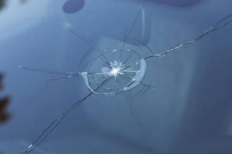 Qué hacer si rompen la luna del coche: pasos a seguir y soluciones