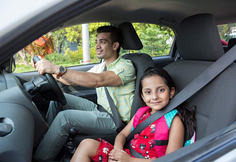 Consejos para que un niño viaje en el asiento delantero del coche
