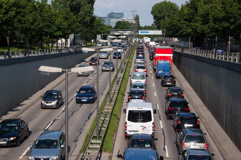 La mejor hora para evitar el tráfico al viajar en coche